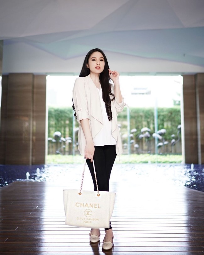 Perutt manaaa peruttttt, begitu komentar rekan sesama artis Ryana Dea saat melihat foto Sandra Dewi ini. Dan ada banyak komentar serupa saat Sandra mengunggah gayanya memakai atasan dan outer putih serta tas Chanel ini. Baby Loading ... 95%.., tulisnya pada keterangan foto. Sudah hampir melahirkan, artis 36 tahun itu tidak terlihat seperti wanita yang hamil. Foto: Instagram @sandradewi88