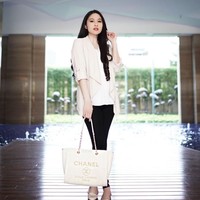 Perutt manaaa peruttttt, begitu komentar rekan sesama artis Ryana Dea saat melihat foto Sandra Dewi ini. Dan ada banyak komentar serupa saat Sandra mengunggah gayanya memakai atasan dan outer putih serta tas Chanel ini. Baby Loading ... 95%.., tulisnya pada keterangan foto. Sudah hampir melahirkan, artis 36 tahun itu tidak terlihat seperti wanita yang hamil. Foto: Instagram @sandradewi88