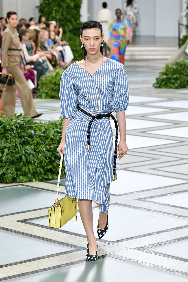 Tory burch menampilkan koleksi terbarunya di NYFW Spring 2020 yang terinspirasi dari gaya Putri Diana pada tahun 80-an. Fashion show Tory Burch digelar di Museum Brooklyn, New York, 8 September 2019. [Photo by Slaven Vlasic/Getty Images]