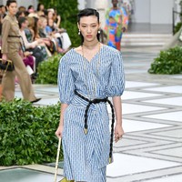 Tory burch menampilkan koleksi terbarunya di NYFW Spring 2020 yang terinspirasi dari gaya Putri Diana pada tahun 80-an. Fashion show Tory Burch digelar di Museum Brooklyn, New York, 8 September 2019. [Photo by Slaven Vlasic/Getty Images]