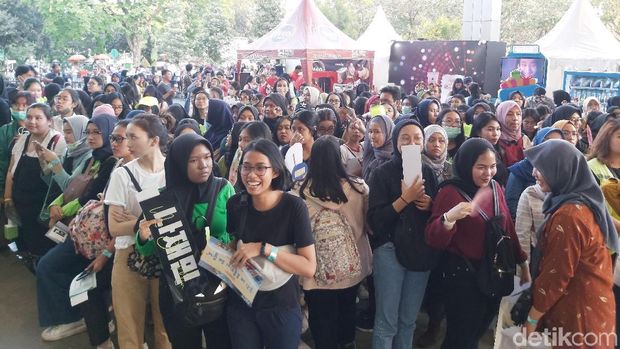 Fans NCT Dream yang mengantre masuk sejak sore