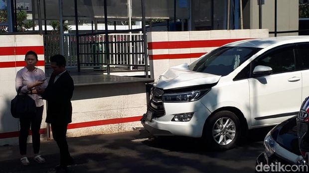 Ada Bus TransJ Ditabrak Mobil, Lalin Menteng Arah Rasuna Said Macet
