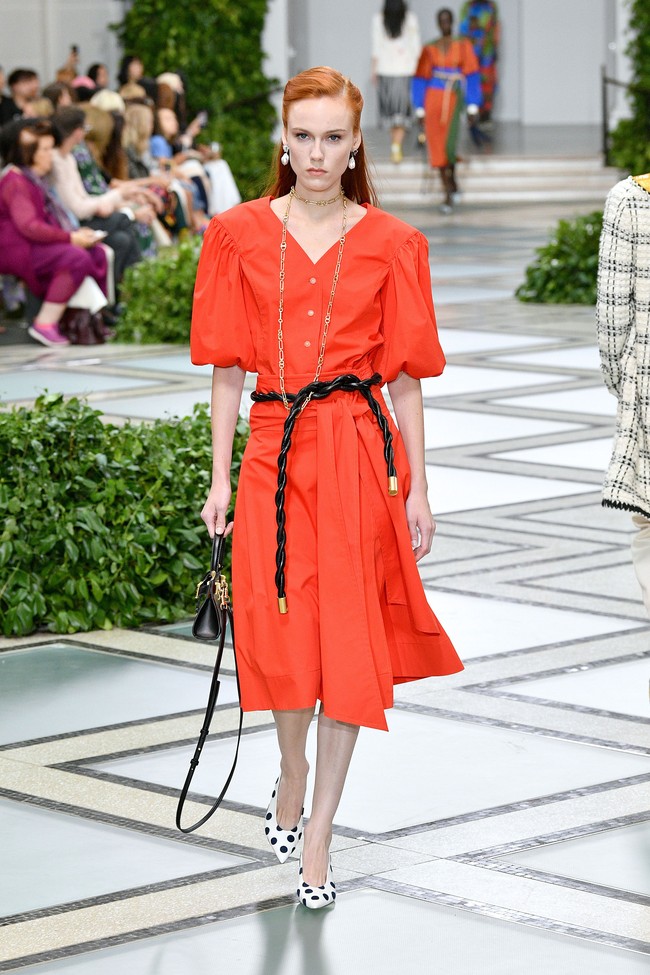 Tory burch menampilkan koleksi terbarunya di NYFW Spring 2020 yang terinspirasi dari gaya Putri Diana pada tahun 80-an. Fashion show Tory Burch digelar di Museum Brooklyn, New York, 8 September 2019. [Photo by Slaven Vlasic/Getty Images]