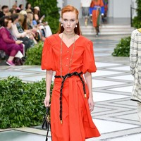 Tory burch menampilkan koleksi terbarunya di NYFW Spring 2020 yang terinspirasi dari gaya Putri Diana pada tahun 80-an. Fashion show Tory Burch digelar di Museum Brooklyn, New York, 8 September 2019. [Photo by Slaven Vlasic/Getty Images]