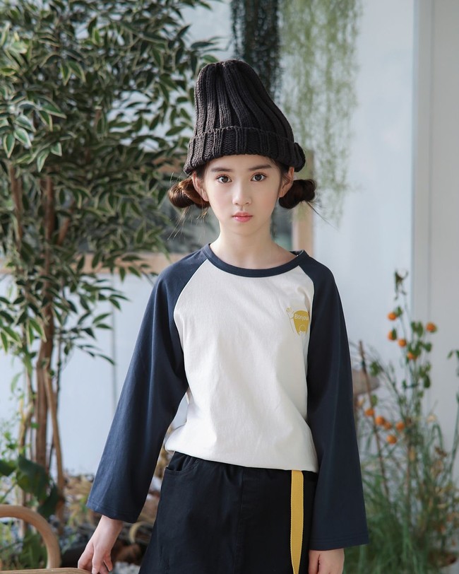 Ini salah satu gaya kasual Olivia saat menjalani sesi pemotretan yang terlihat menggemaskan. Foto: Instagram