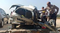 Bangkai mobil tersebut disimpandi gedung Satlantas Polres Nganjuk Selasa (10/9/2019).