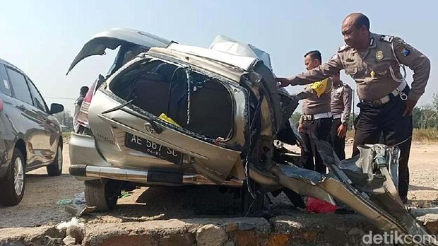 Tabrakan Toyota Innova dengan Bus Mira di Nganjuk Senin (9/9) menewaskan 3 orang. Mobil Innova tersebut ringsek.