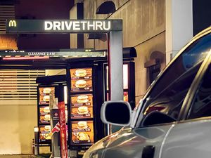 Ini 10 Kebiasaan Buruk Saat Drive Thru yang Perlu Dihindari