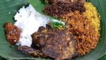Mantul! Pagi Ini Makan Nasi Krawu yang Komplet Lauknya