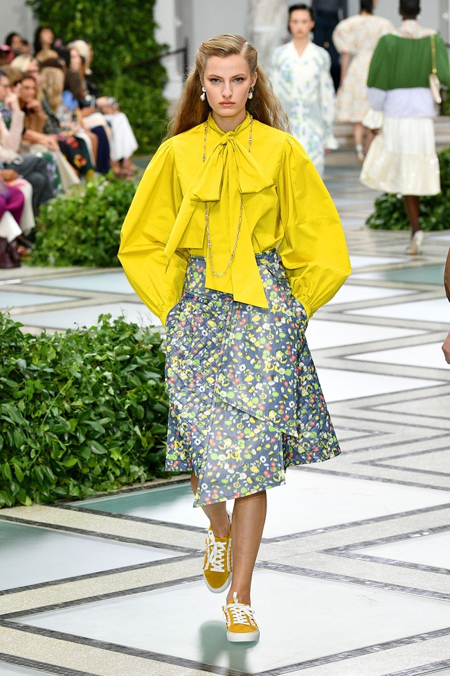 Tory burch menampilkan koleksi terbarunya di NYFW Spring 2020 yang terinspirasi dari gaya Putri Diana pada tahun 80-an. Fashion show Tory Burch digelar di Museum Brooklyn, New York, 8 September 2019. [Photo by Slaven Vlasic/Getty Images]