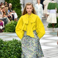 Tory burch menampilkan koleksi terbarunya di NYFW Spring 2020 yang terinspirasi dari gaya Putri Diana pada tahun 80-an. Fashion show Tory Burch digelar di Museum Brooklyn, New York, 8 September 2019. [Photo by Slaven Vlasic/Getty Images]