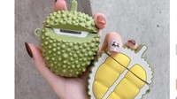 Tak terpikirkan sebelumnya, case airpod ini memiliki bentuk buah durian. Warna dagingnya kuning bikin terpikirkan durian sungguhan. Foto: Istimewa
