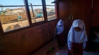 Hingga saat ini, kegiatan belajar mengajar tetap berlangsung di sekolah tersebut. Antara Foto/Raisan Al Farisi.