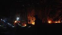 Petugas pun dikerahkan untuk memadamkan api di lokasi tersebut. Petugas Manggala Agni nampak berupaya memadamkan api yang membakar lahan di Desa Timbuseng yang berada di Kabupaten Gowa, Sulawesi Selatan, itu. 