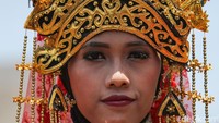 Massa kompak mengenakan pakaian adat dalam aksi di depan gedung DPR.