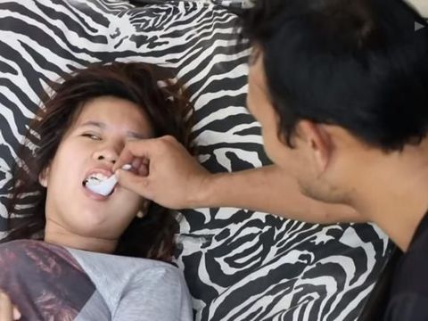 Kenal di Medsos, Pria Tetap Setia Pada Kekasih yang Lumpuh Jelang Bertemu
