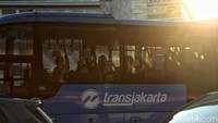 Gubernur DKI Jakarta Anies Baswedan menerima laporan kenaikan jumlah pengguna Transjakarta awal pekan ini.