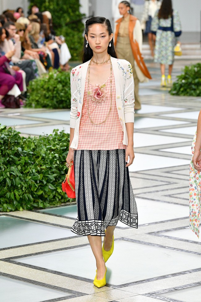 Tory burch menampilkan koleksi terbarunya di NYFW Spring 2020 yang terinspirasi dari gaya Putri Diana pada tahun 80-an. Fashion show Tory Burch digelar di Museum Brooklyn, New York, 8 September 2019. [Photo by Slaven Vlasic/Getty Images]