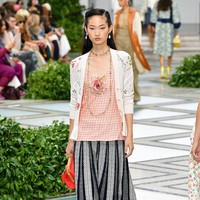 Tory burch menampilkan koleksi terbarunya di NYFW Spring 2020 yang terinspirasi dari gaya Putri Diana pada tahun 80-an. Fashion show Tory Burch digelar di Museum Brooklyn, New York, 8 September 2019. [Photo by Slaven Vlasic/Getty Images]
