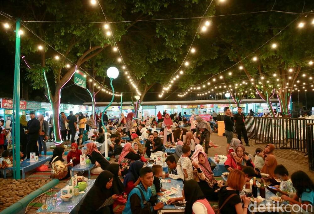 Banyuwangi berkolaborasi dengan PT PLN Terbuka meluncurkan Kuliner Pintar. Pedagang di sentra kuliner Taman Blambangan Banyuwangi difasilitasi kompor induksi listrik yang ramah lingkungan.