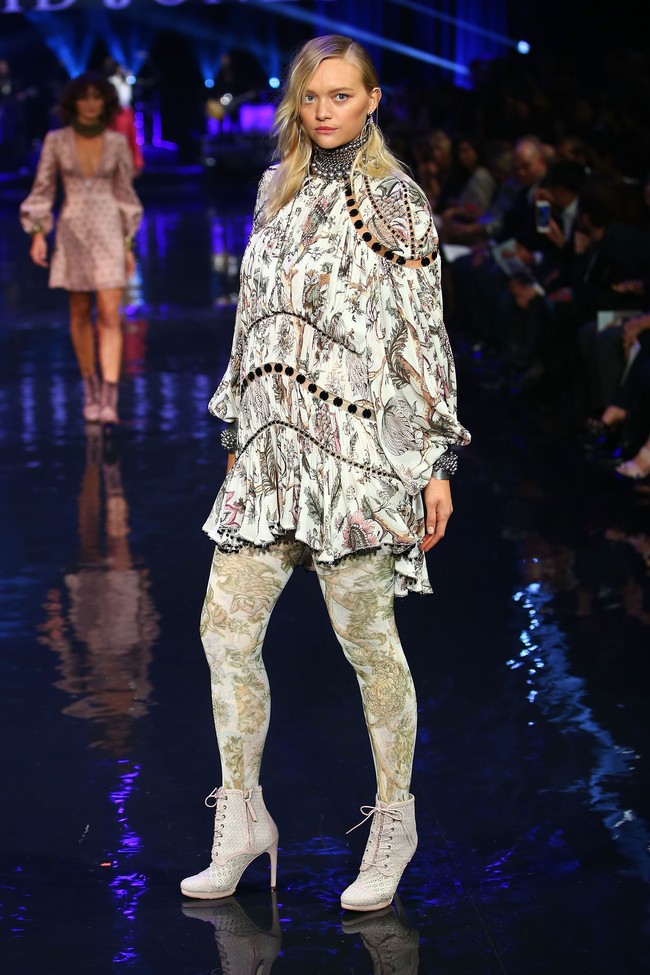 Ada juga model Gemma Ward. Saat hamil 15 minggu, perempuan berdarah Australia itu tampil di catwalk David Jones pada 2016.  (Foto: Getty Images)