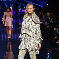 Ada juga model Gemma Ward. Saat hamil 15 minggu, perempuan berdarah Australia itu tampil di catwalk David Jones pada 2016.  (Foto: Getty Images)