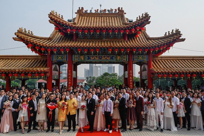 99 pasangan di Malaysia mengikuti pernikahan massal di tanggal cantik 9-9-2019 yang digelar di Thean Hou Temple, Kuala Lumpur. Thean Hou Temple, merupakan bangunan yang digunakan untuk menyembah Dewi Laut Mazu dalam mitologi China. Foto: Mohd RASFAN / AFP