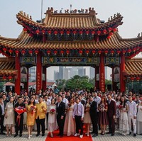 99 pasangan di Malaysia mengikuti pernikahan massal di tanggal cantik 9-9-2019 yang digelar di Thean Hou Temple, Kuala Lumpur. Thean Hou Temple, merupakan bangunan yang digunakan untuk menyembah Dewi Laut Mazu dalam mitologi China. Foto: Mohd RASFAN / AFP