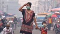 Kabut asap yang menyelimuti Kota Pekanbaru, Riau, membuat kualitas udara di kota tersebut menjadi terganggu dan berbahaya bagi kesehatan manusia. Oleh karena itu, warga yang akan beraktivitas di luar ruangan diimbau untuk menggunakan masker. Antara Foto/FB Anggoro.