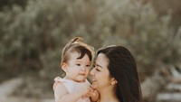 Inilah Franda dan anak pertamanya bersama Samuel Zylgwyn, Zylvechia. Wanita 32 tahun ini terlihat begitu menikmati perannya sebagai seorang ibu. Foto: Instagram frandaaa87