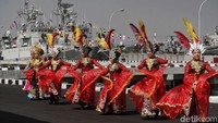 Tarian tersebut ditampilkan di hadapan para undangan yang hadir dalam upacara peringatan HUT TNI AL ke-74.