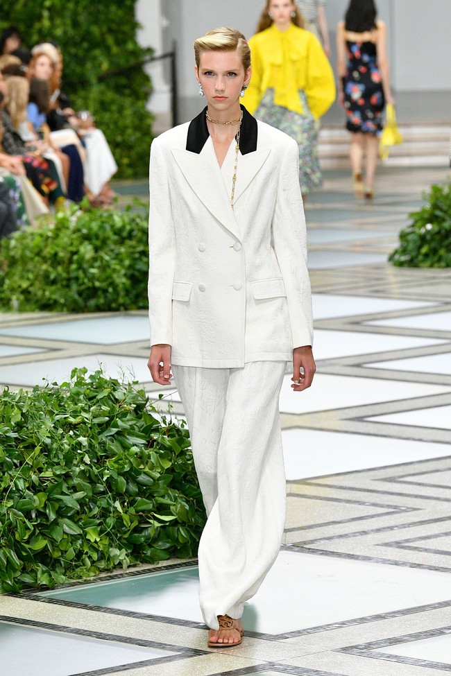 Tory burch menampilkan koleksi terbarunya di NYFW Spring 2020 yang terinspirasi dari gaya Putri Diana pada tahun 80-an. Fashion show Tory Burch digelar di Museum Brooklyn, New York, 8 September 2019. [Photo by Slaven Vlasic/Getty Images]