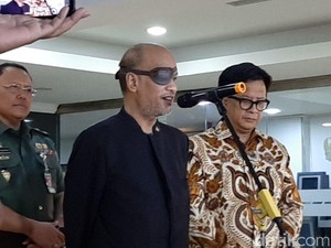 Beda Penutup Mata Thareq Habibie Vs Penutup Mata Pasien Usai Operasi