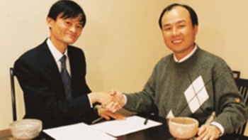 Januari 2000: Alibaba mendapatkan investasi USD 20 juta oleh grup investor yang dipimpin Softbank yang semakin memacu pertumbuhannya.”Kami tak bicara revenue, bukan pula model bisnis. Kami hanya bicara soal visi bersama,” kata CEO Softbank, Masayoshi Son, kala itu. Foto: Alibaba