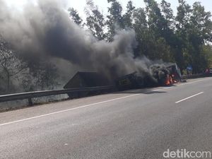 Penampakan Truk Terbakar Usai Kecelakaan Beruntun di Cipularang