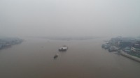 Berdasarkan pengolahan data LAPAN per 9 September, terdapat 572 titik api yang tersebar di 14 kabupaten/kota di wilayah Kalbar hingga menimbulkan kabut asap pekat yang melanda Kota Pontianak. Antara Foto/Rana Larasati.