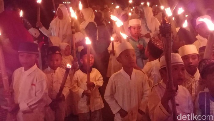 Para santri di Kabupaten Probolinggo yang mayoritas anak para nelayan Desa Randutatah, Kecamatan Paiton pawai obor pada Senin (9/9) malam. Pawai digelar untuk menyambut 10 Muharam.