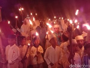 Santri di Probolinggo Sambut 10 Muharam dengan Pawai Obor