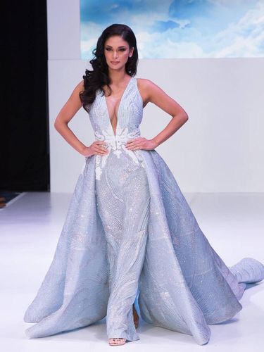 Pia Wurtzbach Eksis di New York Fashion Week Pakai Gaun dengan 2.880 Kristal