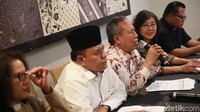 Utusan Khusus Presiden untuk Dialog dan Kerjasama Antar Agama dan Peradaban (UKP-DKAAP) Syafiq Mughni (tengah) bersama sejumlah tokoh memberi keterangan pers  di, Jakarta Pusat, Selasa (10/9/2019).