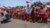 Pakaian adat yang dikenakan berasal dari berbagai daerah di Indonesia menandakan keberagaman Indonesia.