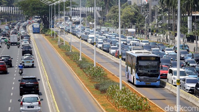 Polda Metro Jaya dan PT Transportasi Jakarta teken MoU soal tilang elektronik di busway. Penerapannya pun ditargetkan akan dimulai pada Oktober 2019 mendatang.