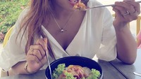 Aku kalau mau makan nasi bismillah dulu, untung kamu kalau mau makan temen izin dulu, tulis Barbie Nouva. Wah ini keterangan fotonya seperti sedang menyindir orang ya. Foto: instagram @official.barbienouva