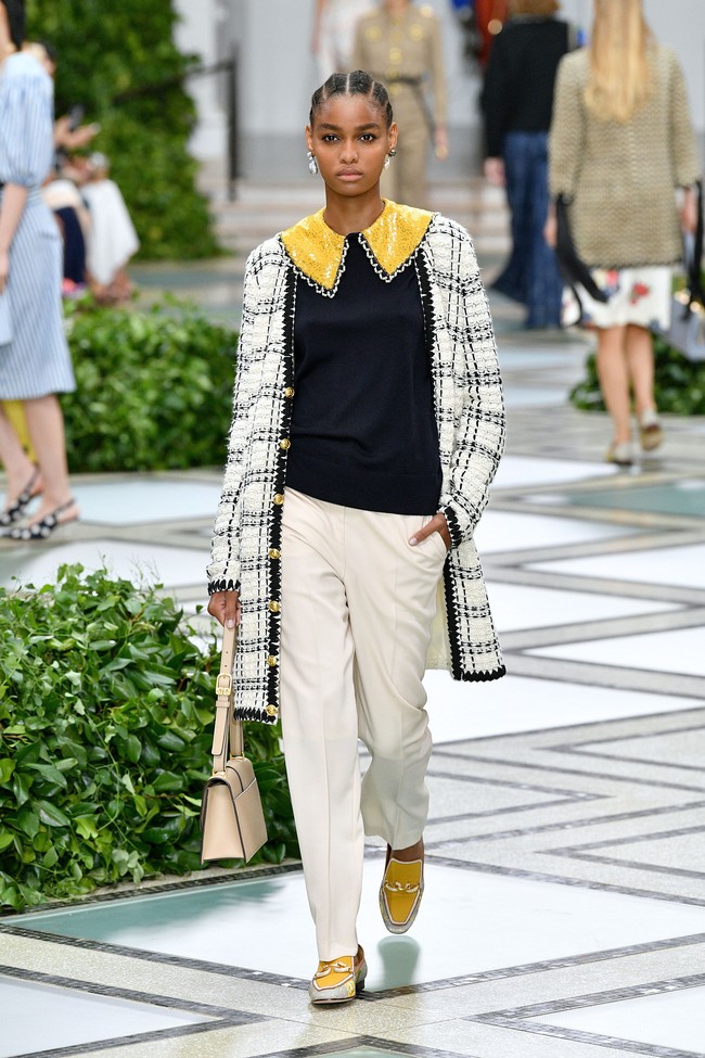 Tory burch menampilkan koleksi terbarunya di NYFW Spring 2020 yang terinspirasi dari gaya Putri Diana pada tahun 80-an. Fashion show Tory Burch digelar di Museum Brooklyn, New York, 8 September 2019. [Photo by Slaven Vlasic/Getty Images]