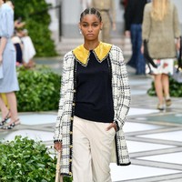 Tory burch menampilkan koleksi terbarunya di NYFW Spring 2020 yang terinspirasi dari gaya Putri Diana pada tahun 80-an. Fashion show Tory Burch digelar di Museum Brooklyn, New York, 8 September 2019. [Photo by Slaven Vlasic/Getty Images]