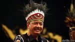 Momen Menteri Jokowi Pakai Ikat Kepala Rumbai Papua