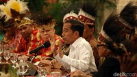 Jokowi memenuhi permintaan tokoh-tokoh Papua soal pembangunan Istana Presiden di tanah Papua. Jokowi menyatakan Istana Presiden di tanah Papua mulai dibangun tahun depan.