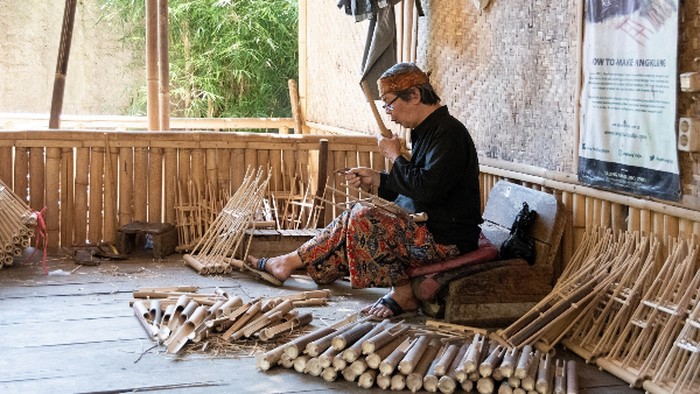 Pengrajing Angklung Saung Udjo