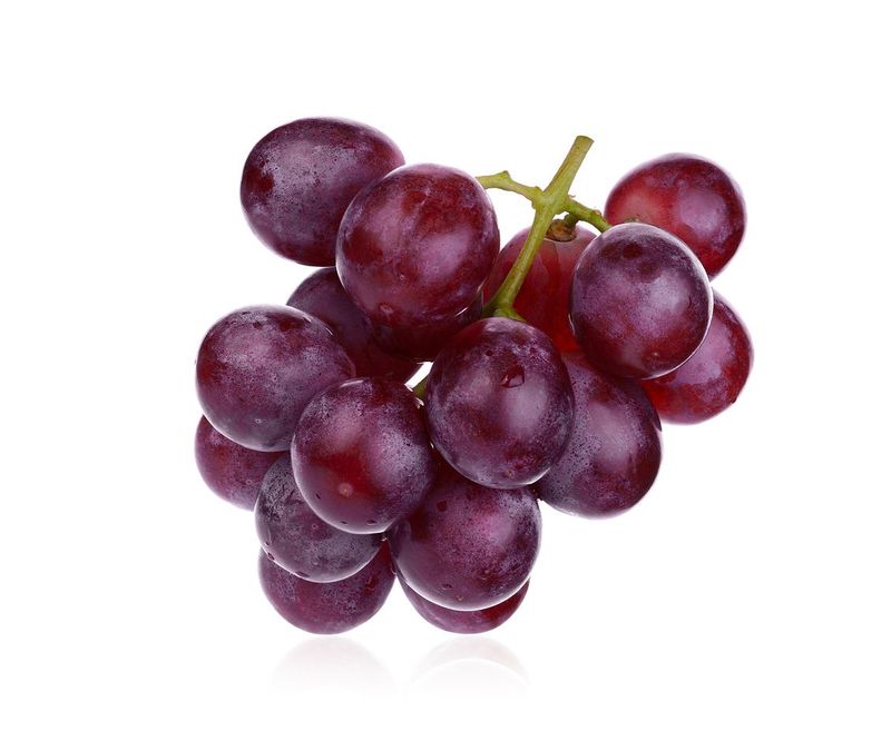 ilustrasi buah fresh red grape isolated on white background