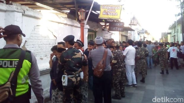 Begini Suasana Antre Ngalap Berkat Buka Luwur Sunan Kudus